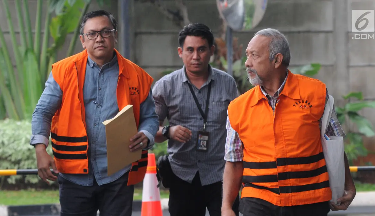 Bupati Pakpak Bharat Remigo Yolanda Berutu (kiri) dan Anggota DPRD Sumut Enda Mora Lubis (kanan) tiba di Gedung KPK, Jakarta, Kamis (29/11). KPK merinci penerimaan uang suap oleh Remigo sebanyak tiga kali. (Merdeka.com/Dwi Narwoko)