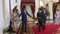 Presiden Joko Widodo atau Jokowi menerima kedatangan Sultan Brunei Hassanal Bolkiah di Istana Merdeka, Minggu (20/10/2019). (Merdeka.com/ Titin Supriatin)