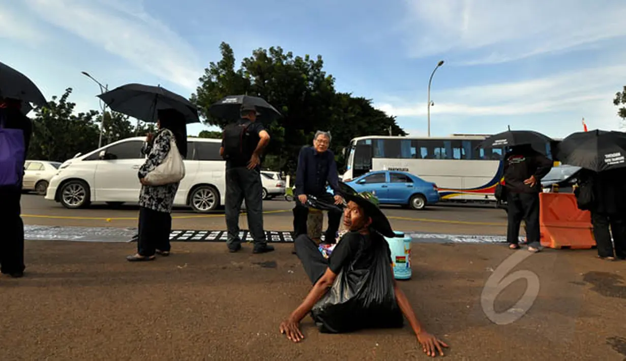 Para korban dan keluarga korban serta aktivis HAM saat menggelar aksi Kamisan ke-384 di depan Istana Merdeka, Jakarta, Kamis (5/2/2015). (Liputan6.com/Faizal Fanani)