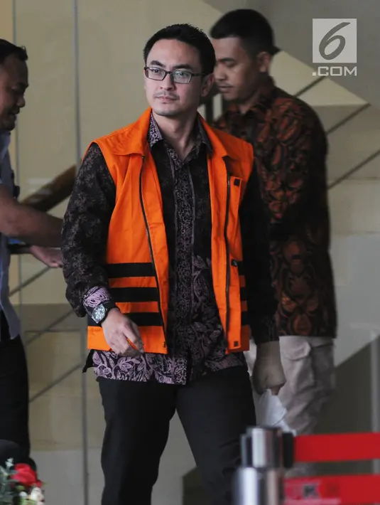 Gubernur Jambi nonaktif Zumi Zola Zulkifli usai menjalani pemeriksaan lanjutan di gedung KPK, Jakarta, Rabu (4/7). Zumi Zola juga diperiksa terkait dugaan suap menerima Gratifikasi proyek-proyek di Provinsi Jambi. (Merdeka.com/Dwi Narwoko)