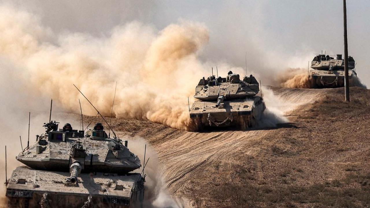 Deretan tank tempur Merkava milik Israel terpantau bergerak mendekat ke perbatasan Jalur Gaza, pada 13 Oktober 2023. Tank-tank itu dikerahkan ketika Israel mengultimatum jutaan warga di utara Jalur Gaza untuk segera mengungsi sebelum serangan darat dilanc
