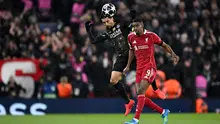 Bek Brasil Paris Saint-Germain #05, Marquinhos, berebut bola dengan striker Swedia Liverpool #09 Alexander Isak selama pertandingan leg kedua perempat final Liga Champions UEFA antara Liverpool dan Paris Saint-Germain di Anfield, Liverpool, barat laut Inggris pada 16 April 2026. (Paul ELLIS/AFP)