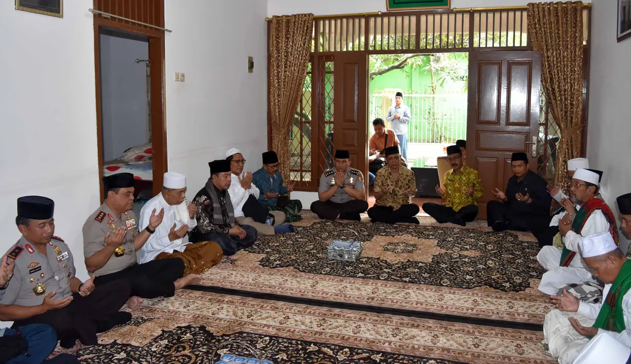 Wakapolri Komjen Pol. Syafruddin beserta rombongan berdoa dengan para kiayi di Ponpes Buntet Astanajapura, Cirebon, Jawa Barat, Jumat (25/11). Wakapolri meminta menjaga keutuhan NKRI dan tidak terpancing isu yang berkaitan dengan SARA (Foto : Polri)