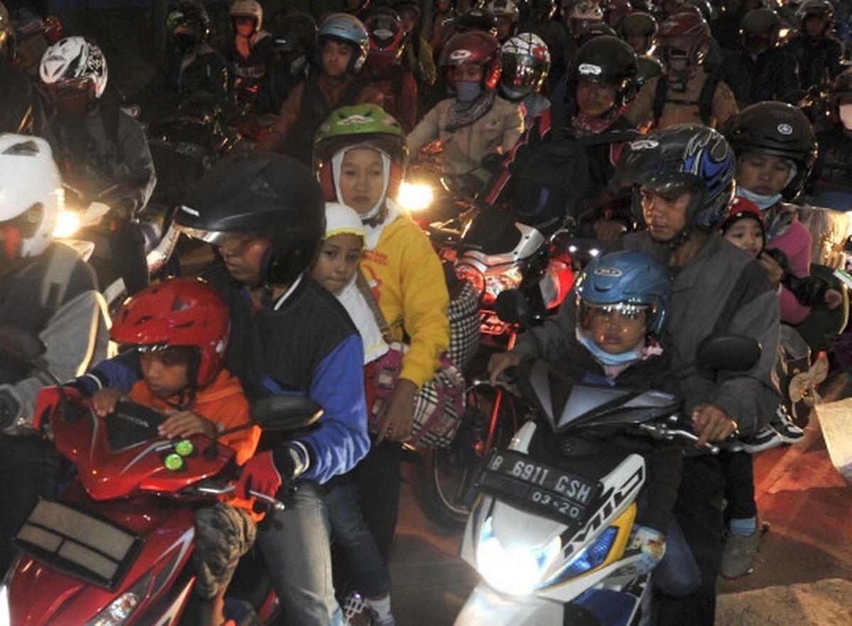 Potret lelah anak-anak pemudik sepeda motor
