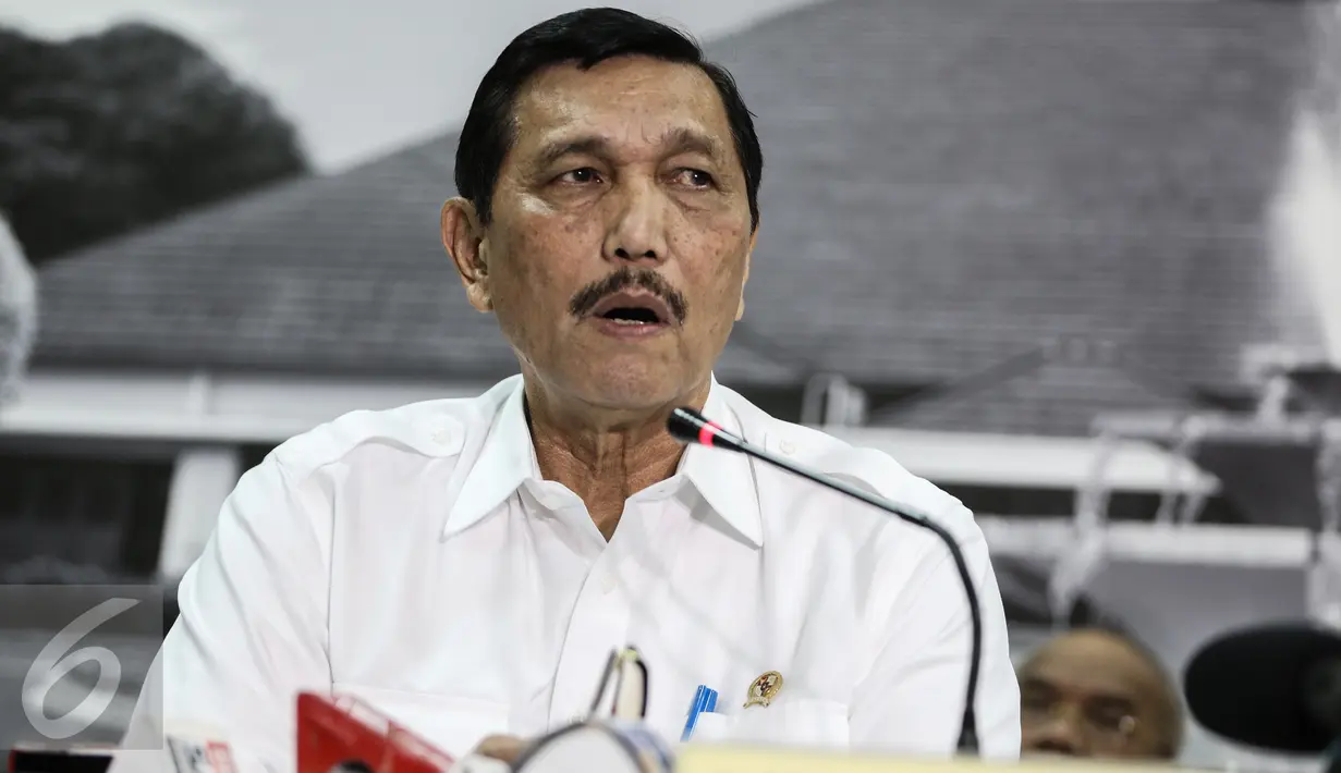Luhut Panjaitan menggelar konpers terkait demo supir taksi yang ricuh, Jakarta, Selasa (22/3). Menurut Luhut memenuhi permintaan pengunjuk rasa untuk memblokir aplikasi GrabCar dan Uber hanya akan menimbulkan masalah baru. (Liputan6.com/Faizal Fanani)  
