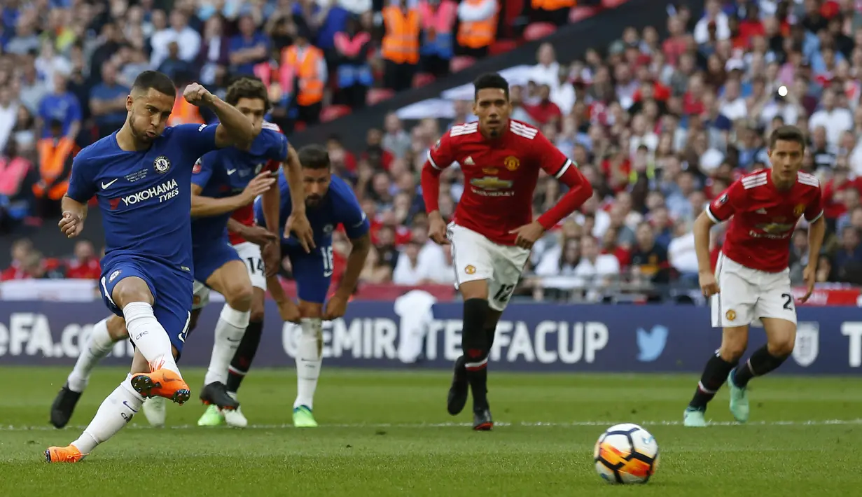 Gelandang Chelsea, Eden Hazard mencetak gol ke gawang Manchester United melalui eksekusi penalti pada laga final Piala FA 2017/208 di Wembley Stadium, London (19/5/2018). Final Piala FA terakhir Manchester United terjadi pada musim 2017/2018. Saat itu MU harus mengakui keunggulan Chelsea dengan skor 0-1 lewat gol tunggal Eden Hazard melalui eksekusi penalti. (AFP/Ian Kington)