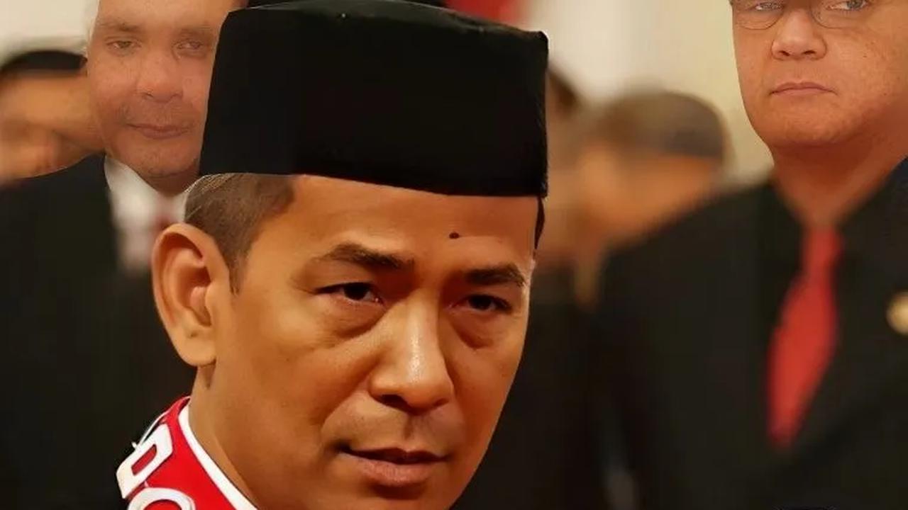 Setelah sidang, Saldi pun enggan memberikan keterangan lebih lanjut. Ia meminta awak media untuk bertanya lebih lanjut ke MKMK.