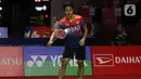 Pebulu tangkis tunggal putra Indonesia Anthony Sinisuka Ginting saat melawan tunggal putra China Shi Yu Qi pada babak 16 besar Indonesia Masters 2023 di Istora Senayan, Jakarta, Kamis (26/1/2023). Anthony Sinisuka Ginting terhenti di babak 16 besar Indonesia Masters 2023 setelah kalah dari Shi Yu Qi dengan skor 19-21 dan 16-21. (Liputan6.com/Herman Zakharia)