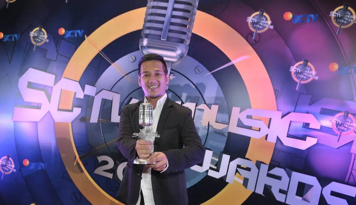 Ricky 'Five Minutes' memenangkan penghargaan SCTV Music Awards 2014 sebagai pemain keyboard paling ngetop. Ricky berhasil menyingkirkan David Noah, Kevin Aprilio, Randy Nidji dan Ovie Wali (Liputan6.com/Panji Diksana)