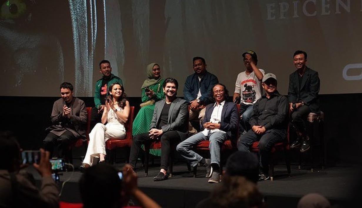 Selain menyaksikan Mumun kali pertama, Acha Septriasa menghadiri konferensi pers yang digelar di Epicentrum XXI Jakarta. Ia hadir bersama Mandra dan para pemain lain. Produser Dee Company, Dheeraj Kalwani juga hadir dalam sesi ini. Mumun disutradarai Rizal Mantovani yang sukses lewat sejumlah film horor dari Jelangkung, Kuntilanak, hingga Makmum 2. (Foto: Dok. Instagram @septriasaacha)