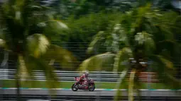 Dia disusul oleh Alex Marquez yang merebut posisi dua. Sedangkan Francesco Bagnaia berhasil kunci posisi ketiga setelah asapi Jorge Martin beberapa kali. (AP Photo/Vincent Thian)