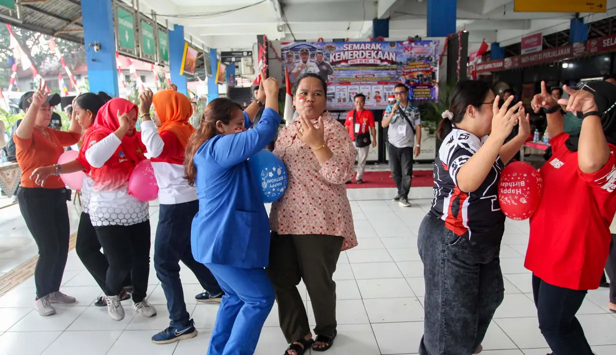 Warga nan tergabung dalam Paguyuban Terminal Bus Kampung Rambutan mengikuti lomba jogged balon jelang  peringatan HUT ke-81 Kemerdekaan Republik Indonesia di Terminal Kampung Rambutan, Jakarta, Rabu, 12 Agustus 2026. (KLY/Arie Basuki)