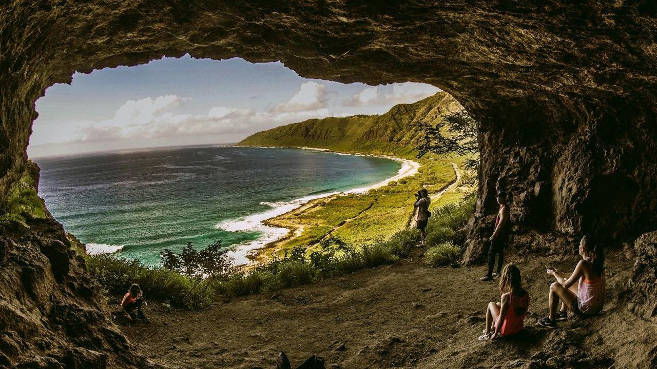 Nate dan Ben menurunkan kamera aksi ke dalam lubang dengan kedalaman sekitar 179 meter tersebut untuk mengobservasi lingkungan di kaki Fantastic Pit.