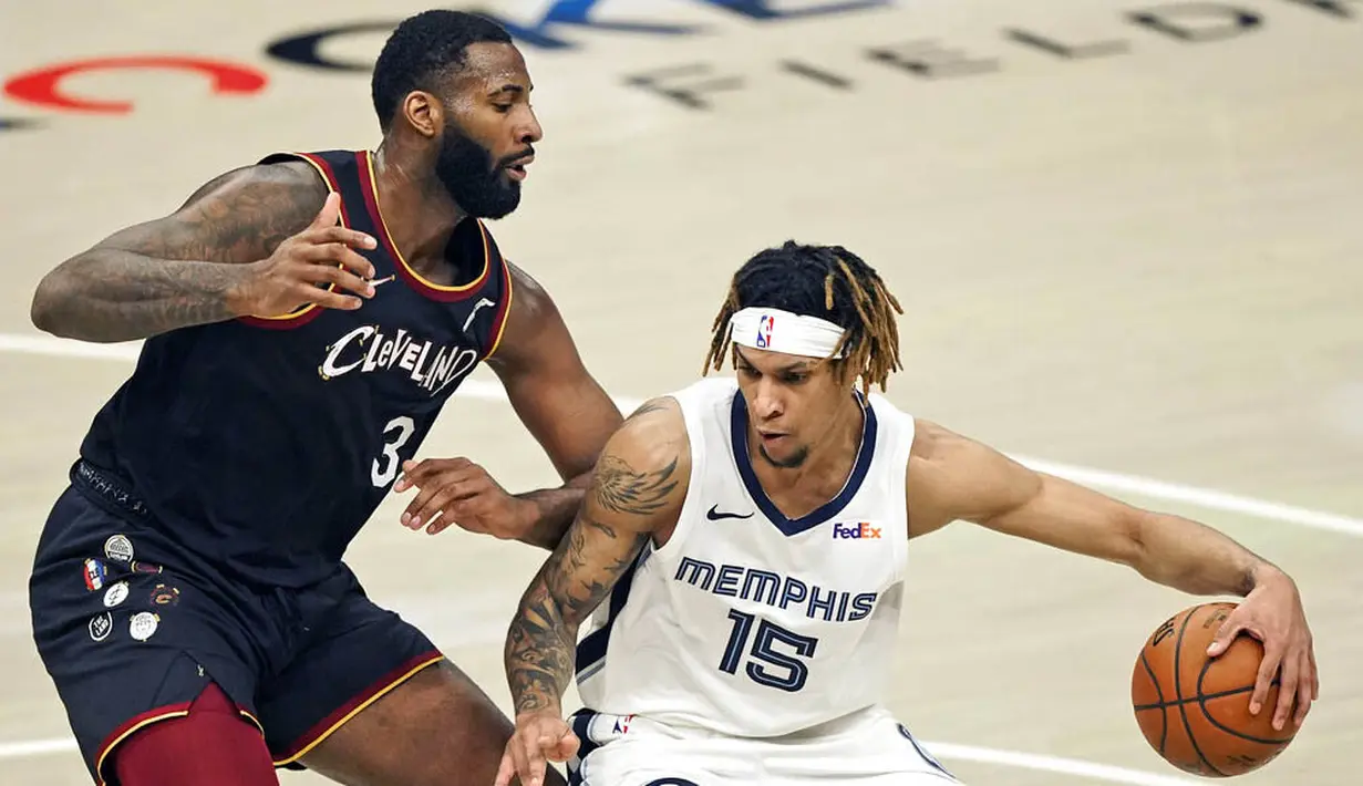 Pebasket Memphis Grizzlies, Brandon Clarke, berebut bola dengan pebasket Cleveland Cavaliers, Andre Drummond, pada laga NBA, Senin (11/1/2021). Grizzlies menang dengan skor 101-91. (AP/Tony Dejak)