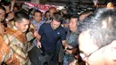 Michael Owen mencoba keluar dari kerumunan fans security maupun media massa (Liputan6.com/Helmi Fithriansyah)