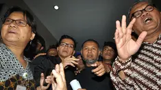 Wakil Ketua Komisi Pemberantasan Korupsi (KPK) Bambang Widjojanto keluar dari gedung Bareskrim Mabes Polri, Jakarta, Sabtu dini hari (24/1/2015). (Liputan6.com/Miftahul Hayat)
