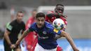 Pemain Union Berlin, Anthony Ujah, berebut bola dengan pemain Schalke, Ozan Kabak, pada laga Bundesliga di Weserstadion Minggu (7/6/2020). Kedua tim bermain imbang 1-1. (AP/Michael Sohn)