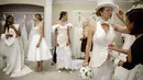 Sejumlah model bersiap jelang kontes gaun pengantin yang terbuat dari tisu toilet di Butik Kleinfled's Bridal, New York, 17 Juni 2015. Peserta hanya diperbolehkan membuat gaun ini dari bahan tisu toilet, lem, jarum dan benang. (REUTERS/Brendan McDermid)