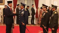 Panglima TNI Marsekal Hadi Tjahjanto mengucapkan selamat kepada Kepala Badan Nasional Penanggulangan Bencana (BNPB) yang baru, Letjen Doni Monardo seusai pelantikan dan sumpah jabatan di Istana Negara, Rabu (9/1). (Liputan6.com/Angga Yuniar)
