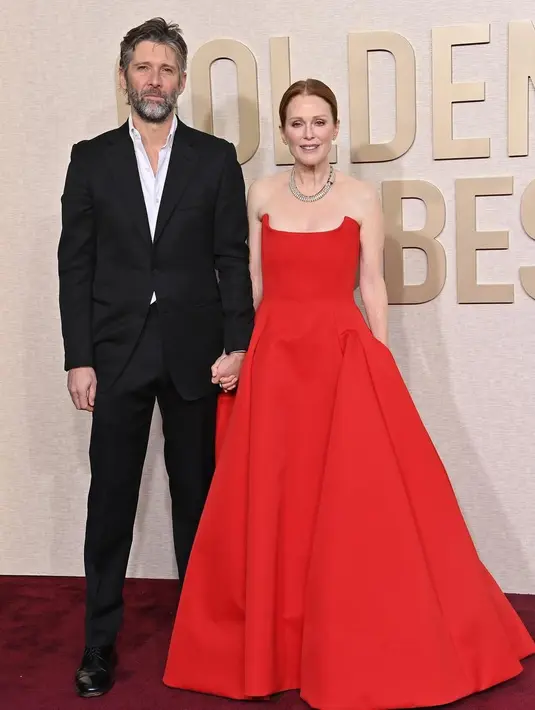 Momennya bersama Bart Freundlich juga tak kalah berkesan. Julianne Moore yang tampil dengan dress merahnya tak berhenti melepas tangan sang suami saat berfoto di karpet merah. [@elleromania]