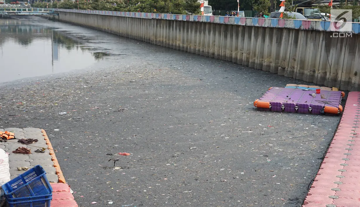 Penampakan aliran Kali Item yang dipenuhi sampah dan lumpur di kawasan Kemayoran, Jakarta, Rabu (4/9/2019). Selain menimbulkan bau tidak sedap, kondisi tersebut juga berpotensi menjadi sarang penyakit. (Liputan6.com/Immanuel Antonius)