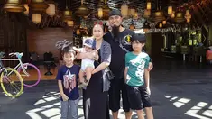 Komedian ternama Peppy ternyata sudah menikah dan memiliki 3 orang anak. Sosok sang istri, Julia Hermawan memang jarang tersorot oleh media. (Liputan6.com/IG/@julia_peppy)