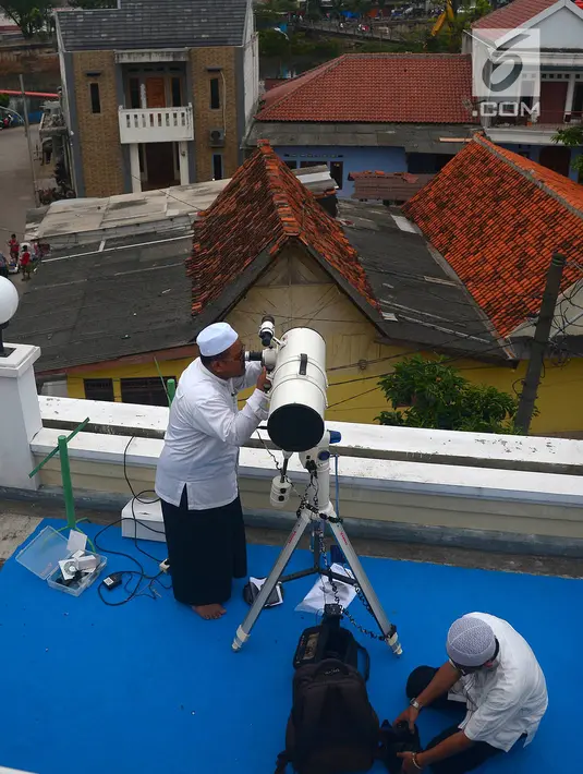 Suasana saat petugas meneropong posisi hilal (bulan) dari Pondok Pesanteren Al-Hidayah Jakarta, Selasa (15/5). (Merdeka.com/Imam Buhori)