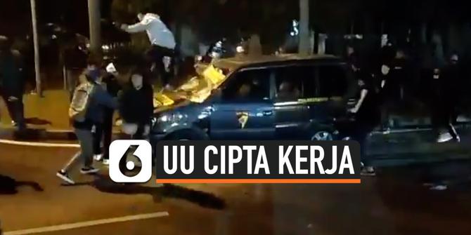 VIDEO: Massa Pendemo Anarkis Merusak Mobil Polisi