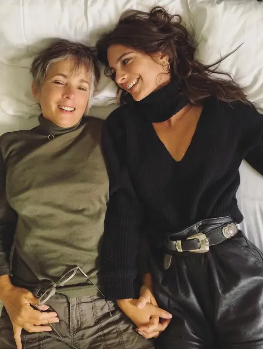 Emily Ratajkowski mengunggah foto dirinya yang berada di tempat tidur dengan ibunya. (instagram/emrata)