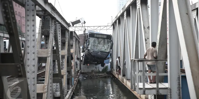 20160519-Ini Kondisi Bus Transjakarta yang Dihantam Kereta Api di Mangga Dua-Jakarta