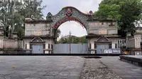 Gerbang masuk Plaza Sriwedari yang kini ditutup pasca adanya proyek pembangunan masjid.(Liputan6.com/Fajar Abrori)