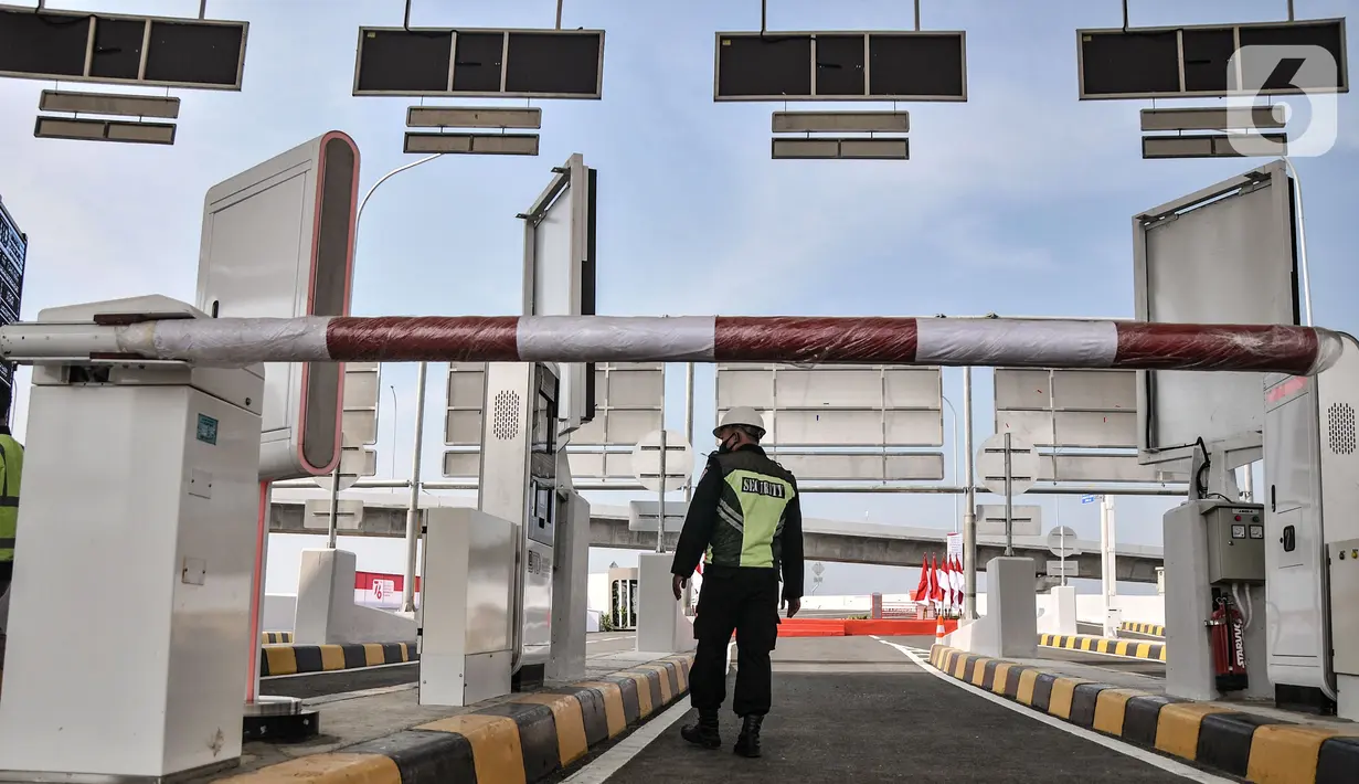 Aktivitas petugas memeriksa kesiapan Gerbang Tol Cakung jelang uji coba Enam Ruas Tol Dalam Kota Segmen Kelapa Gading-Pulo Gebang, Jakarta, Senin (23/8/2021).  Dengan adanya tol ini diharapkan dapat mempercepat distribusi logistik dan meningkatkan daya saing komoditas. (merdeka.com/Iqbal S Nugroho)