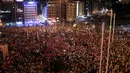 Pendukung Presiden Turki, Tayyip Erdogan turun ke jalan untuk merayakan kegagalan kudeta militer di Taksim Square, pusat kota Istanbul, Sabtu (16/7). Pihak militer berupaya melakukan kudeta terhadap Pemerintahan Erdogan (REUTERS/Alkis Konstantinidis)