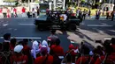 Bendera dan teks proklamasi tersebut dibawa menggunakan kendaraan taktis Maung dengan iring-iringan dari Paskibraka DKI Jakarta, pasukan berkuda, hingga marching band. (Liputan6.com/Herman Zakharia)