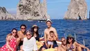 Christian Sugiono dan Titi Kamal, Luna Maya dan Reino Barack, bersama teman-temannya di Pulau Capri, Itali. Kumpulan sahabat ini memang sengaja meluangkan waktu mereka untuk dapat bertemu dan bercengkarama. (Photo : Instagram)