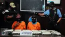 Dua tersangka jaringan pengedar narkotika jenis sabu diperlihatkan saat rilis di Jakarta, Senin (27/3). BNN menangkap dua tersangka pengedar narkotika jaringan internasional dengan barang bukti sabu 11.076 gram. (Liputan6.com/Helmi Fithriansyah)