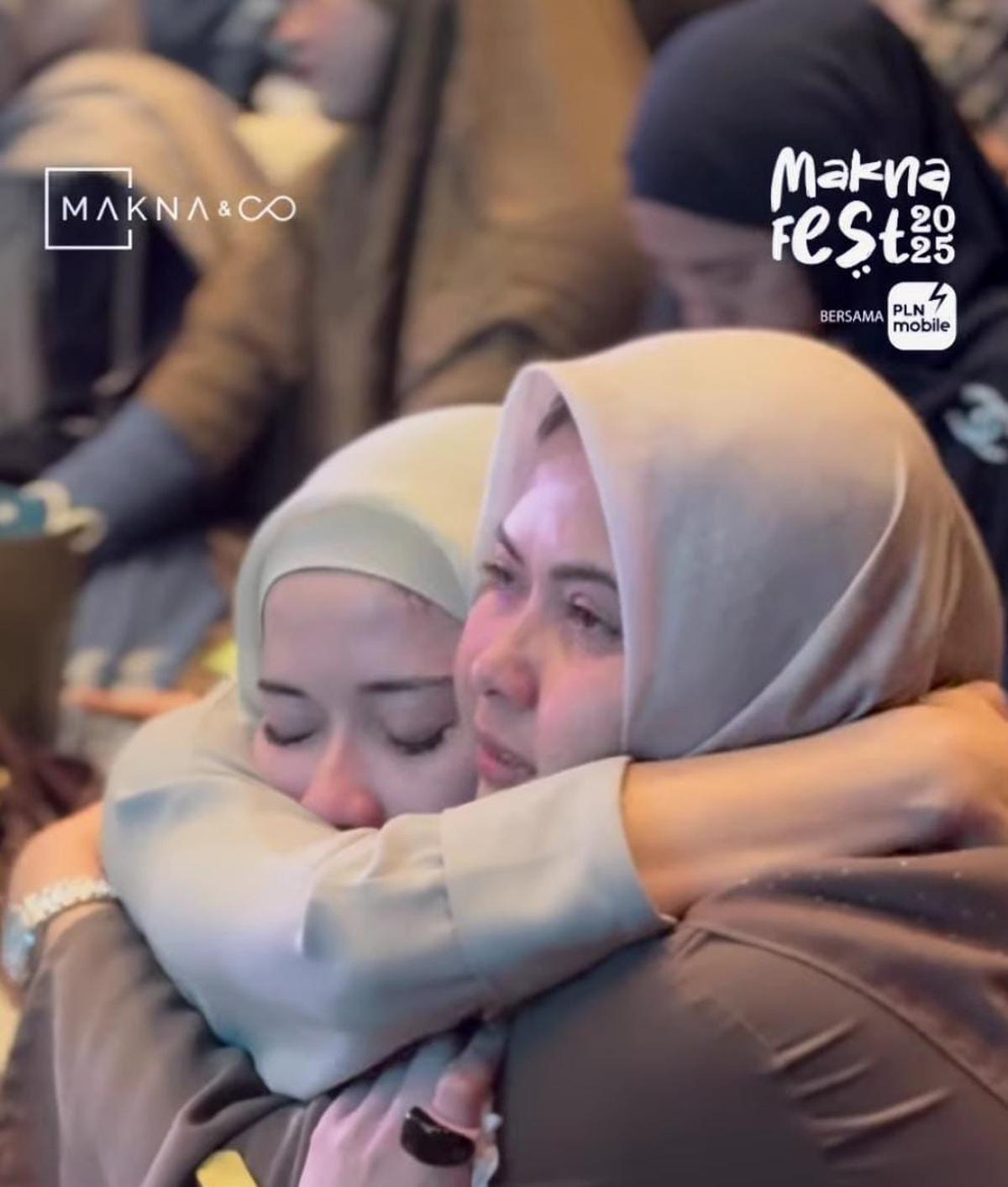 Potret Iris Wullur Ikut Kajian Bertajuk Titik Terendah, Nangis dan Peluk Sahabat
