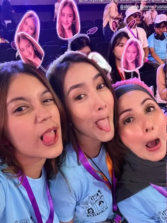 Risma dan Deswita Maharani, Ibu Kandung dan Sambung Harleyava Princy saat Hadir di Badminton Clash. [@neng_risma]