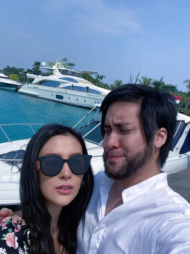 Momen Liburan Kevin Aprilio di Kepulauan Seribu, Tampil Macho dengan Brewok. (Sumber: Instagram/kevinaprilio)