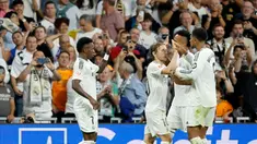 Penyerang Real Madrid, Vinicius Junior (kiri) merayakan gol kedua timnya saat pertandingan Liga Spanyol melawan Villarreal CF di stadion Santiago Bernabeu, Madrid pada Sabtu 5 Oktober 2024 atau Minggu (6/10/2024) dini hari WIB. (OSCAR DEL POZO/AFP)