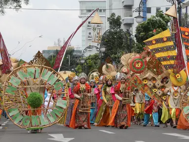 Kemeriahan pawai Parade Asia Afrika di Bandung, Sabtu (26/4/2015). Pawai Parade Asia Afrika dimeriahkan dengan menampilkan berbagaimacam pakaian tradisional masing-masing negara. (Liputan6.com/Herman Zakharia) 