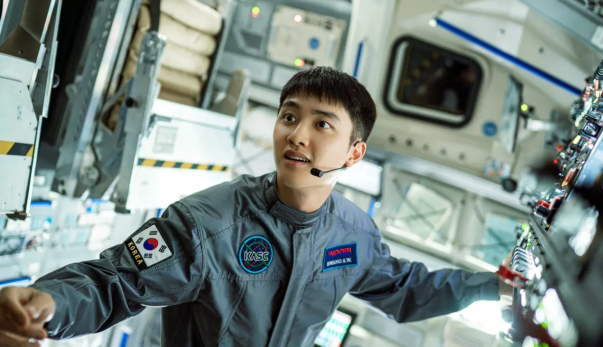 D.O EXO berperan sebagai astronot Hwang Sun Woo, yang menggeluti jurusan fisika molekuler dan mantan tentara Underwater Demolition Team (UDT). (Foto: CJ ENM via Soompi)