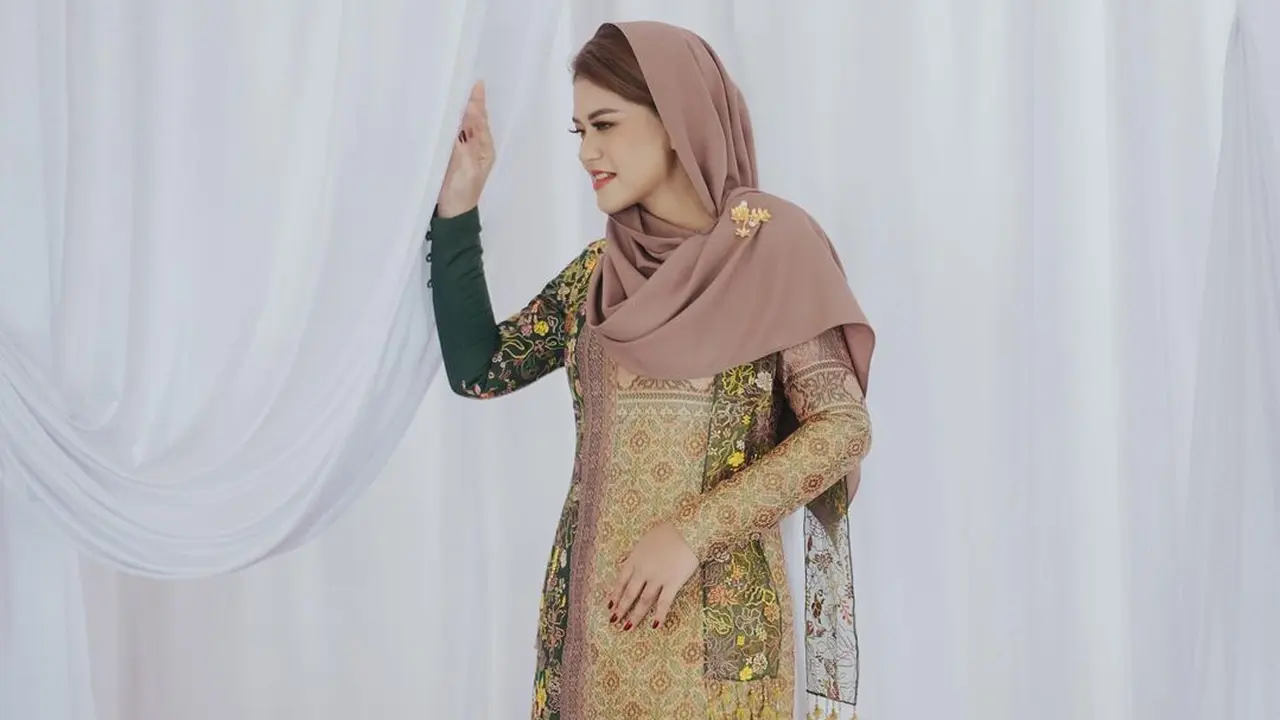 Pesona Anggun Kahiyang Ayu Kenakan Baju Kurung dan Kerudung di Pemotretan Ramadan