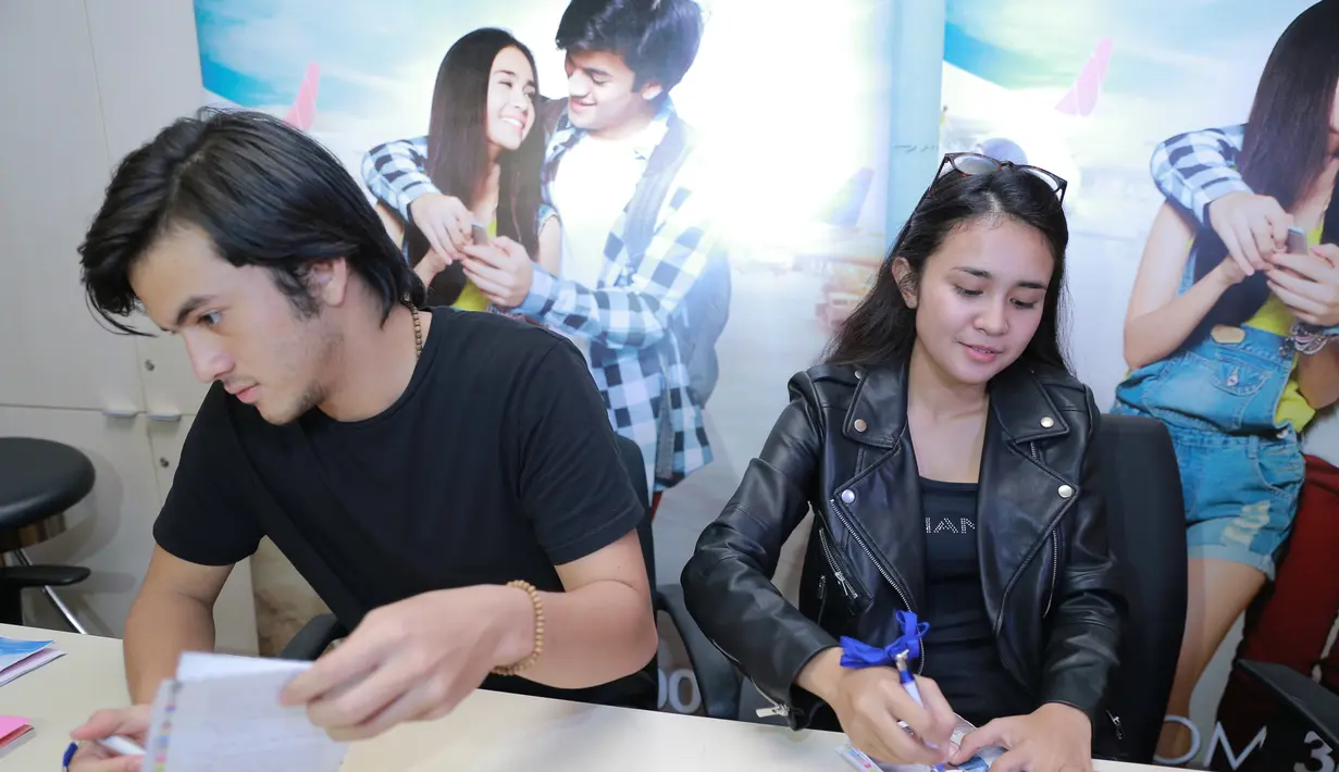 Michelle Ziudith dan Rizky Nazar saat menandatangani novel 'ILY From 38000 Feet di SCTV Tower, Senayan, Jakarta, Jumat (15/4/2016). (Adrian Putra/Bintang.com)