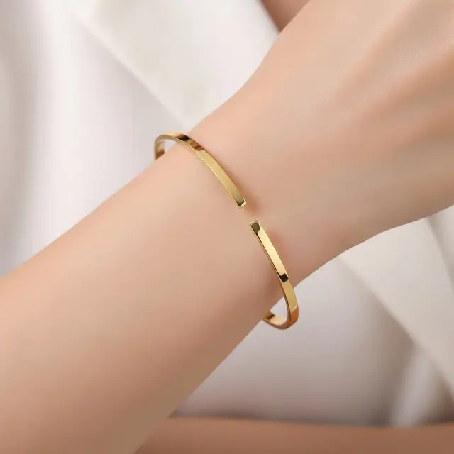 Model Gelang Emas Tipis yang Lagi Tren (Image by Gemini AI)