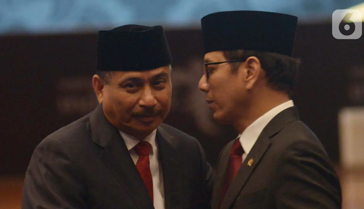 Menteri Pariwisata dan Ekonomi Kreatif, Wishnutama Kusbandio berbincang dengan pejabat lama Arief Yahya saat acara serah terima jabatan di Gedung Kemenpar, Jakarta, Rabu (23/10/2019). Wishnutama mengikuti prosesi sertijab dari Arief Yahya, Menteri Pariwisata 2014-2019. (merdeka.com/Imam Buhori)
