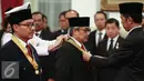 Presiden Joko Widodo memberikan tanda kehormatan di Istana Negara, Jakarta, Senin (15/8). Dalam rangka memperingati HUT RI ke-71, Presiden menganugerahkan Tanda Kehormatan RI kepada sejumlah tokoh di Tanah Air. (Liputan6.com/Faizal Fanani)
