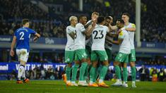 Pemain Newcastle United merayakan gol keempat timnya yang dicetak oleh Jacob Murphy pada laga pekan ke-33 Liga Inggris 2022/2023 melawan Everton di Goodison Park, Liverpool, Jumat (28/04/2023) dini hari WIB. The Magpies sukses menghajar tuan rumah dengan skor 4-1. (AP Photo/Jon Super)