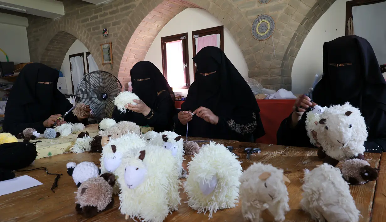 Wanita Palestina membuat boneka domba menjelang Idul Adha, di desa Badui "Umm Al-Nasr" di Jalur Gaza utara (14/7/2021). Pada Hari Raya Idul Adha diperingati peristiwa kurban, yaitu ketika Nabi Ibrahim, yang bersedia untuk mengorbankan putranya Ismail.  (AFP/Mohammed Abed)