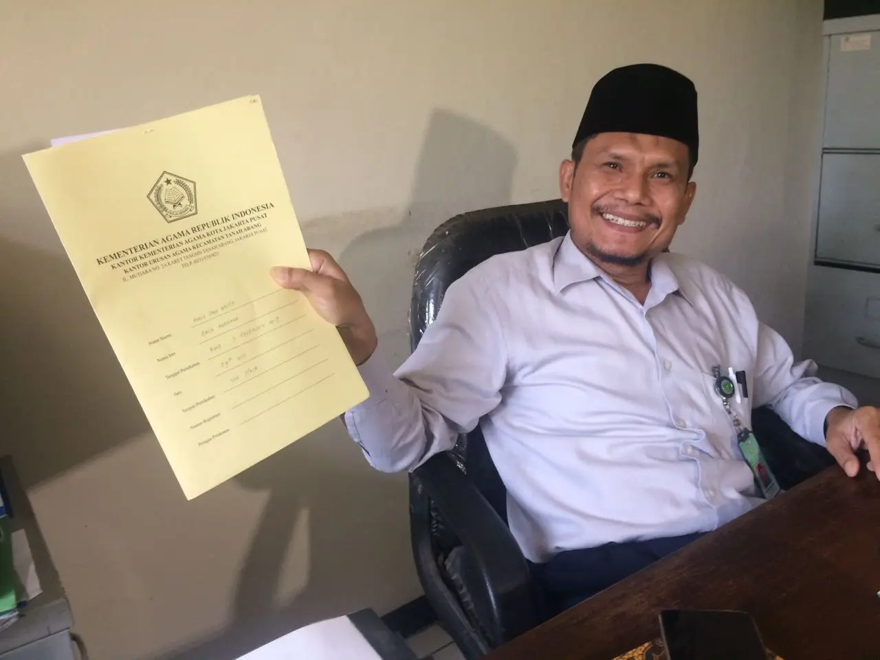 Kepala KUA Tanah Abang, Pahlawan Jurangga Daulay jelaskan detail pernikahan Raisa dan Hamish Daud. (Ruswanto/Bintang.com)